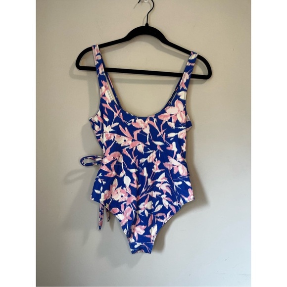 Summersalt Perfect Wrap One-Piece in Blue Hydrangea Print - Size 8 - Picture 8 of 12